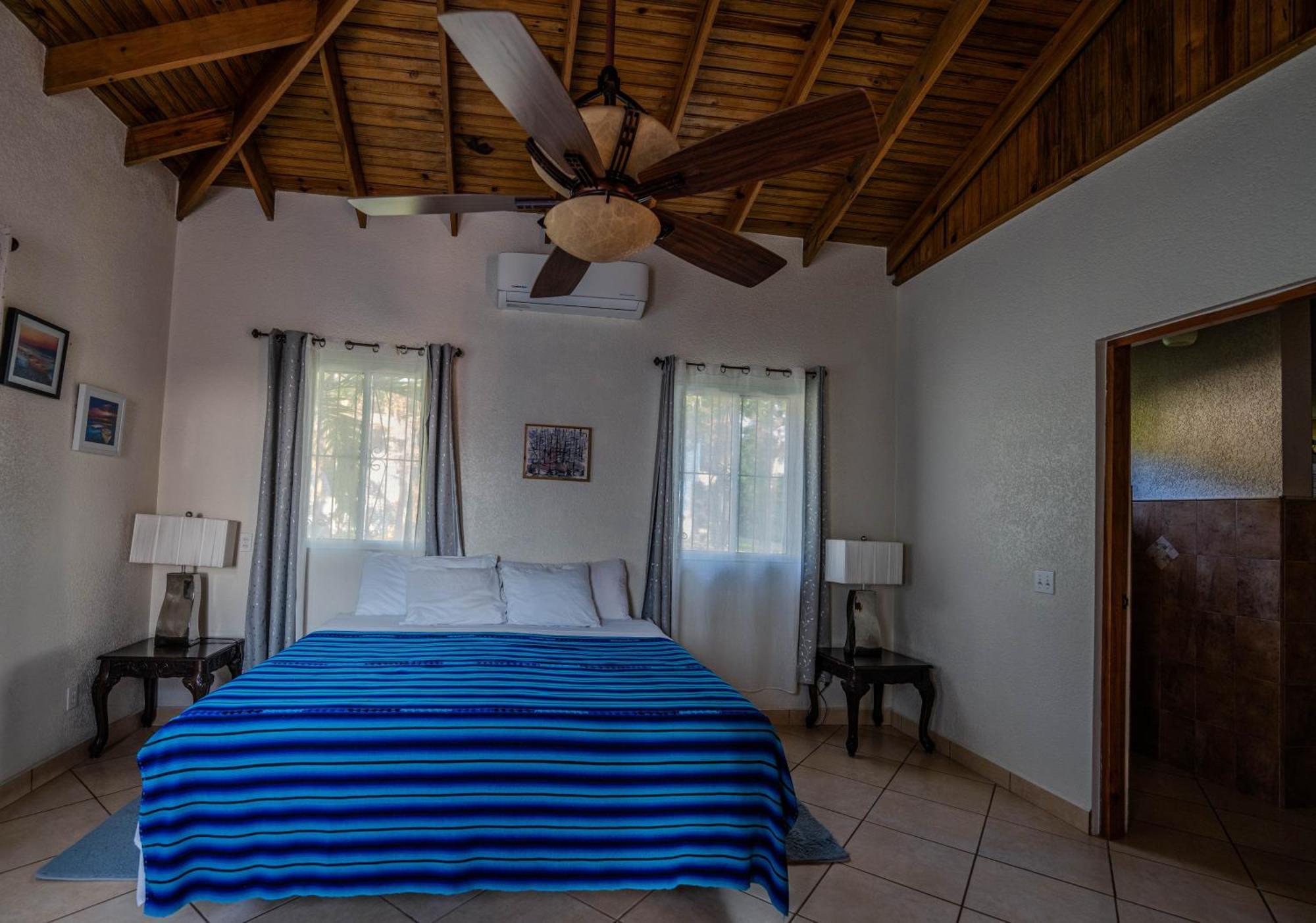Seaside Inn Roatan West Bay Exterior photo